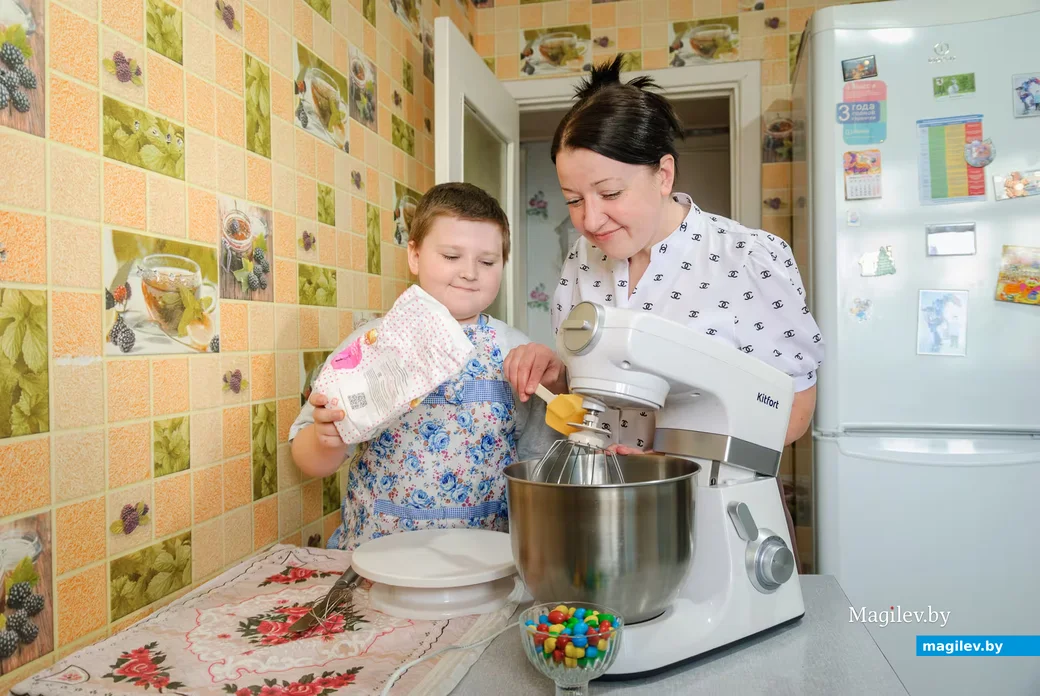 15.04.2026. Бобруйск. Елена Липатова с сыном Захаром. Фото: Александр ЧУГУЕВ. 