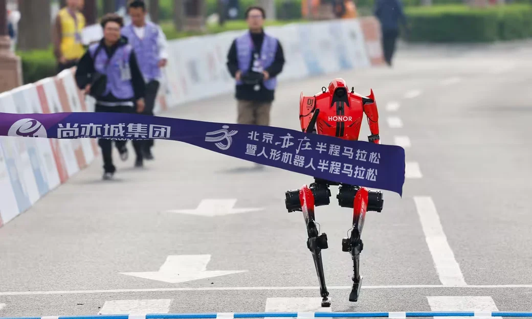 Пекинский полумарафон, 19 апреля 2026 года. Робот, созданный китайской компанией Honor, на