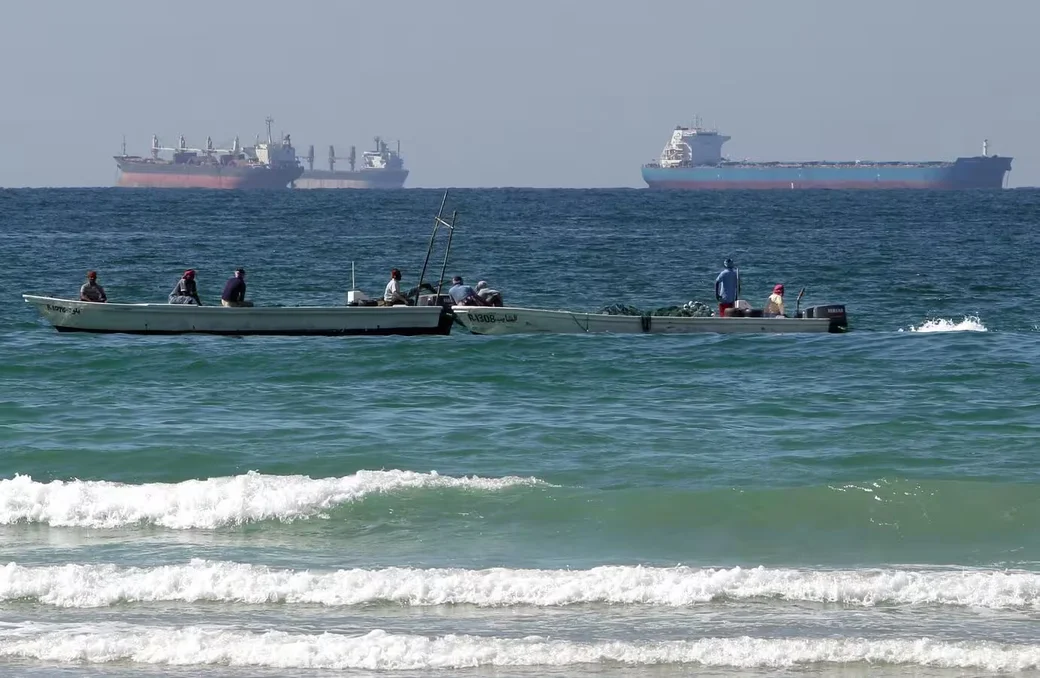  На данный момент в Ормузском проливе остаются сотни судов. Фото: AP.