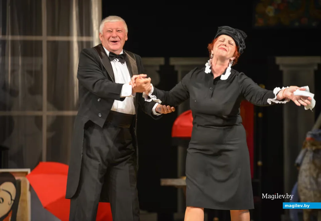 Актеры Николай Герасименя и Галина Агейкина в спектакле «Синее небо, а в нем облака». Фото: