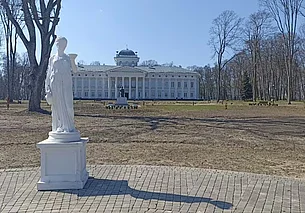 Посмотрите, как преображается парк вокруг усадьбы Булгаков в Жиличах. Фотофакт