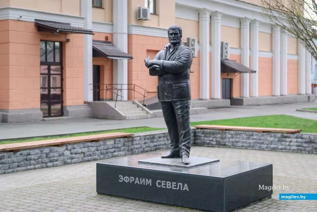 Памятник писателю и кинематографісту Эфраиму Севеле в Бобруйске. Фото Александра Чугуева 
