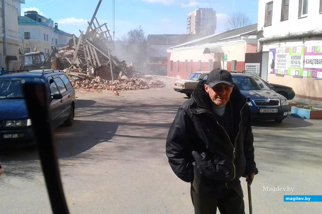  20 апреля 2018 года, Могилев. Володя на фоне работ по сносу сараев.