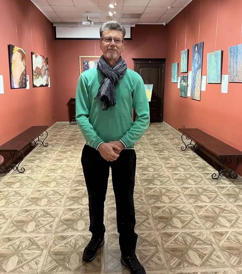 Владимир Иванович Михновец. на выставке репродукций картин Густава Климта, Минск, "Галерея