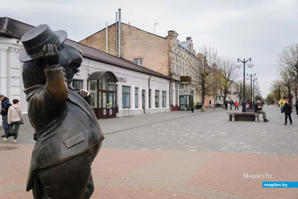 16.04.2026. «Бобр» смотрит на улицу Социалистическую, когда-то здесь гудела бобруйская «биржа».