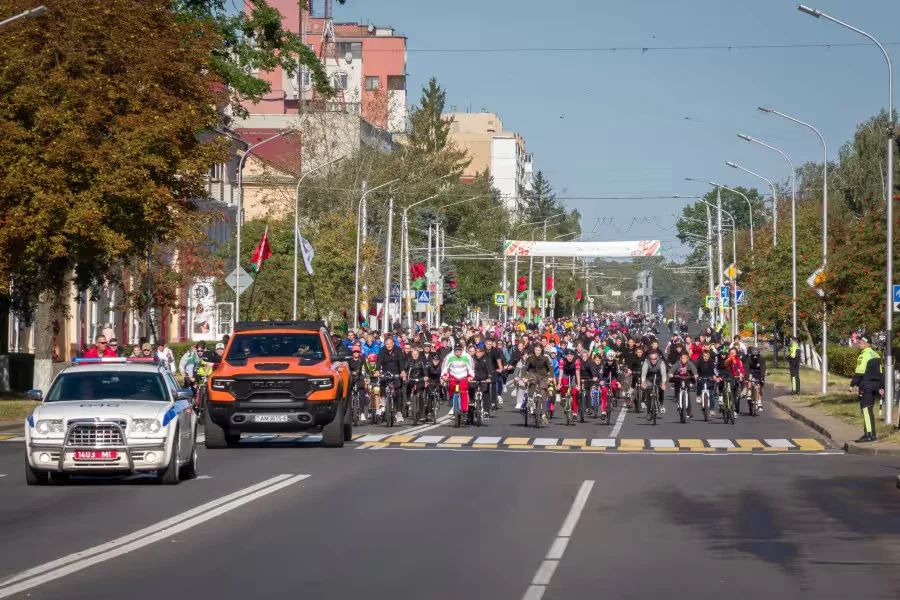 20.09.2025. Минская улица. Массовый велопробег, приуроченный ко Дню народного единства. Фото: