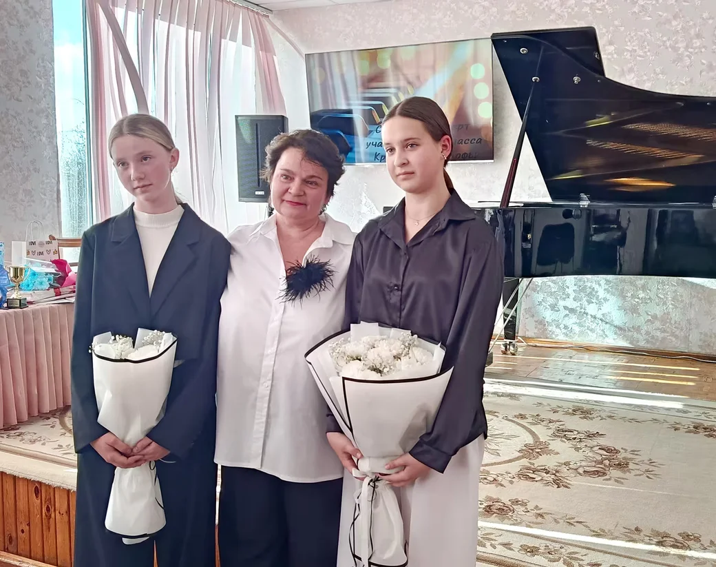   23.04.2026. Глуск. Софья Кременецкая (справа) и ее педагог Наталья Кузьмина. 