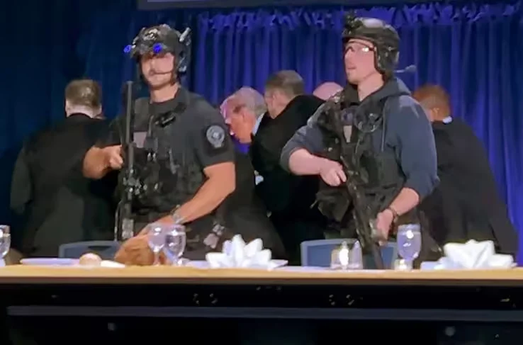 25 апреля 2026 года. Президента Трампа эвакуируют с ужина Ассоциации корреспондентов Белого