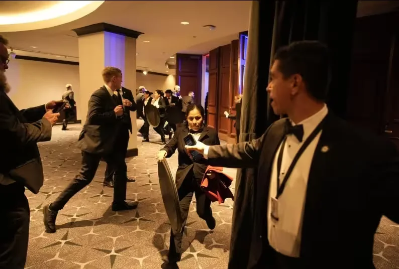 25 апреля 2026 года. Мужчина пытался прорваться через блокпост Секретной службы в холле отеля