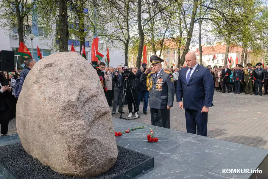 25.04.2026. 125, улица Урицкого, Бобруйск, Беларусь. Торжественное открытие памятного знака в память