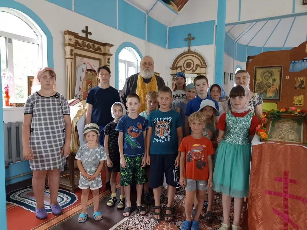  2024 г. Отец Дмитрий с воспитанниками детского православного лагеря «Отрада» в Чигиринке