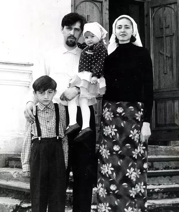  Дмитрий Первий женой Оксаной и детьми Максимом и Марией.