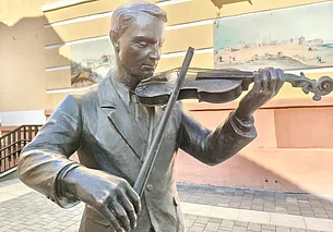 На улице Ленинской в Могилеве новый арт-объект – Скрипач. Фотофакт