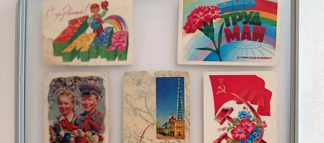 В Глусском музее открылась выставка первомайских открыток. Увидели и их обратную сторону