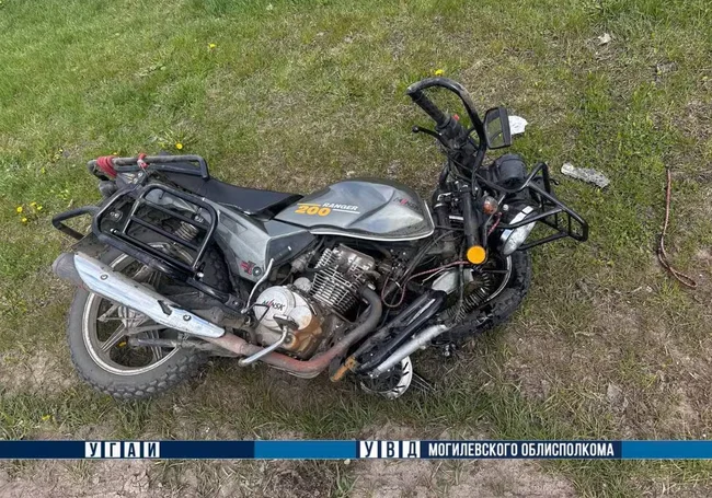 В Бобруйске во время совершения обгона мотоциклист врезался в автомобиль
