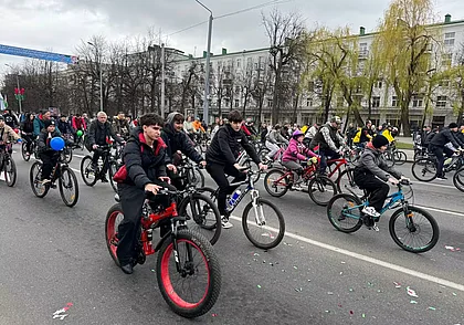 В Могилеве сотни велосипедистов открыли сезон масштабным велопробегом. Фоторепортаж