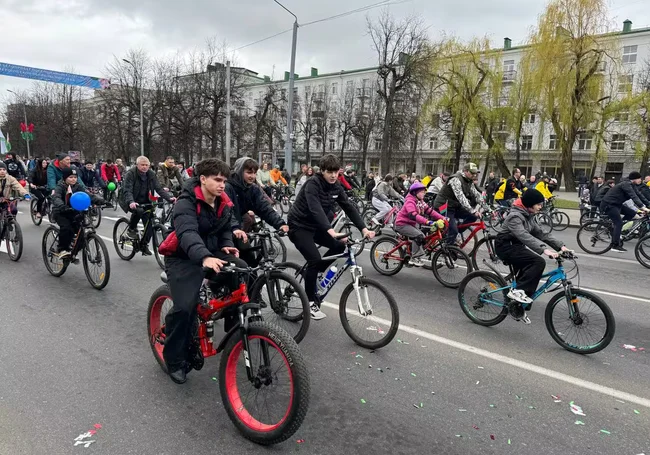 В Могилеве сотни велосипедистов открыли сезон масштабным велопробегом. Фоторепортаж
