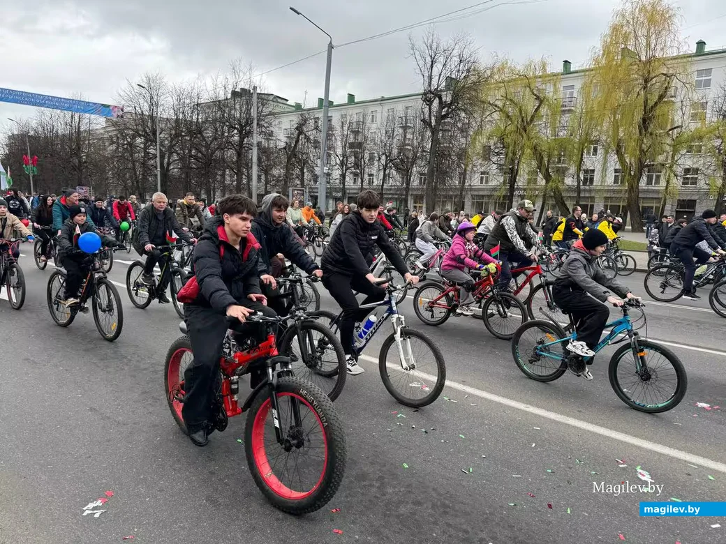 Могилев, 1 мая 2026 года.  Сотни велосипедистов открыли сезон масштабным велопробегом. 