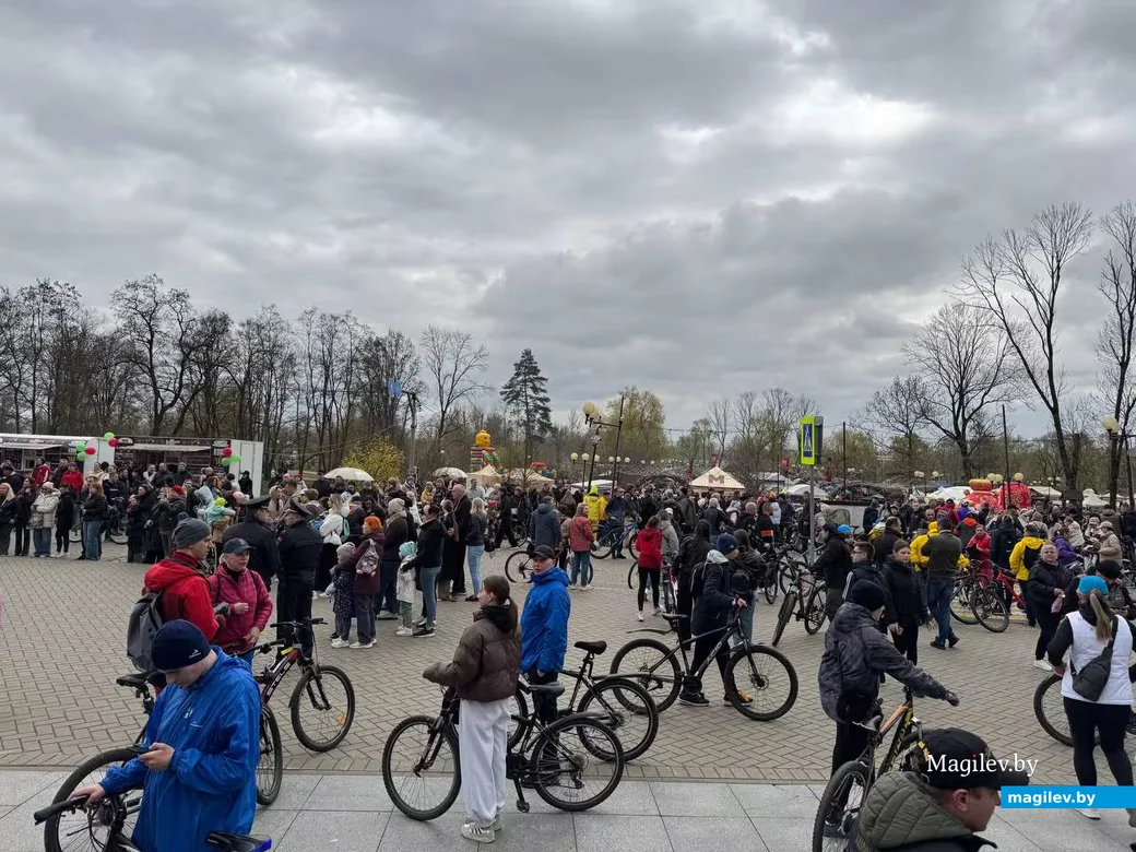 Могилев, 1 мая 2026 года.  Сотни велосипедистов открыли сезон масштабным велопробегом. 