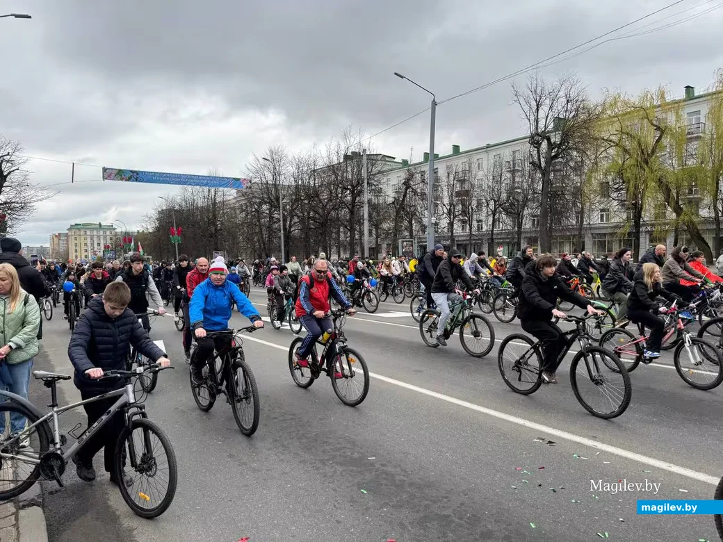 Могилев, 1 мая 2026 года.  Сотни велосипедистов открыли сезон масштабным велопробегом. 