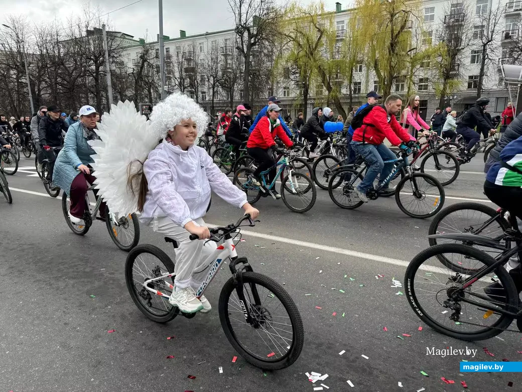 Могилев, 1 мая 2026 года.  Сотни велосипедистов открыли сезон масштабным велопробегом. 