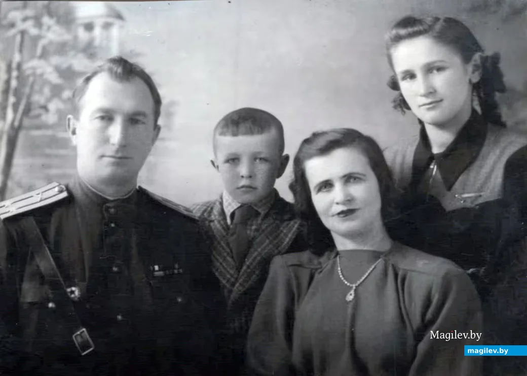  Леонид Антонович и Тамара Акимовна Казаки со своими детьми Ариадной и Аскольдом.