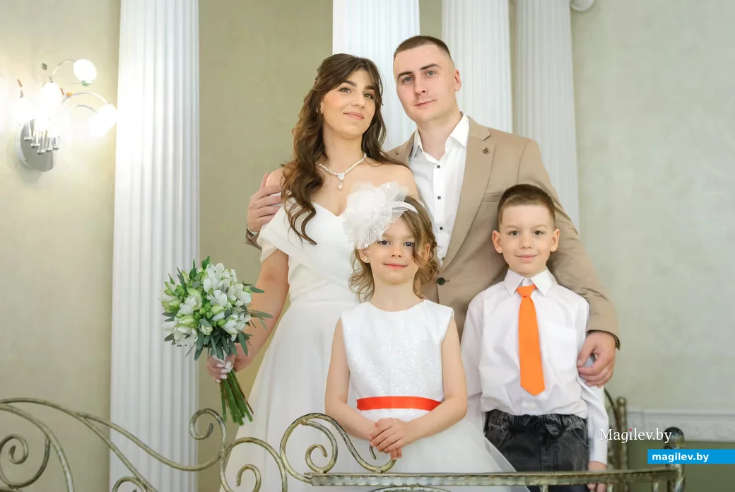 07.05.2026. Отдел ЗАГС Бобруйского горисполкома. Свадебная пара. Карина и Егор, а также дети Алиса