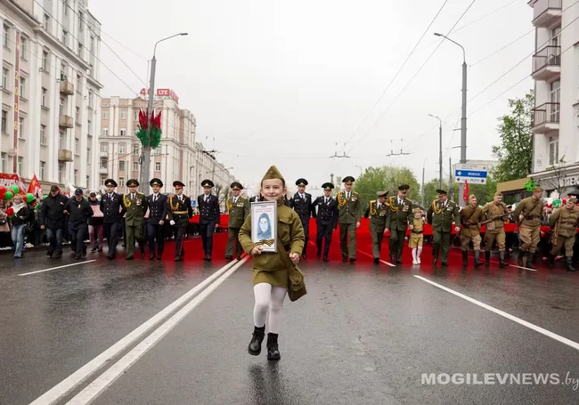 Могилевчане прошли 9 мая торжественным шествием. Фотофакт