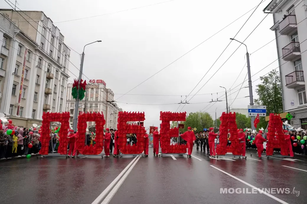Могилев, 9 мая 2026 года. Шествие праздничной колонны. Фото: mogilevnews.by. 