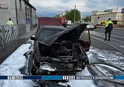В Могилеве на Островского вечером 12 мая во время движения загорелся автомобиль