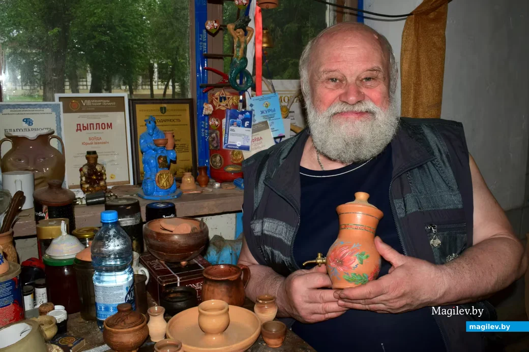 8.05. 2026. Гончар Юрий Иванович Бовда, народный мастер Беларуси, у себя в мастерской. Фото Денис