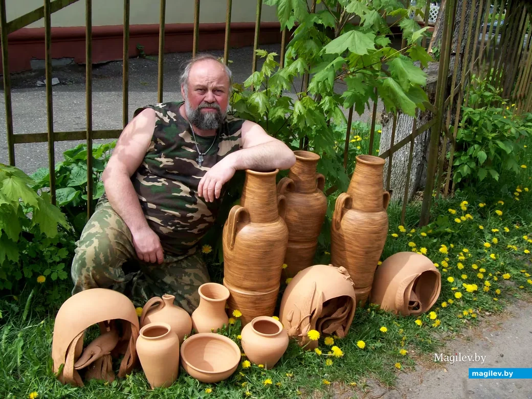 Юрий Бовда со своими работами. Глуша, 2007г.