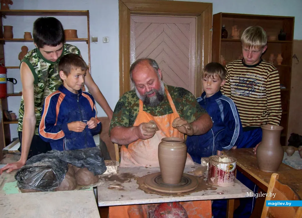 Юрий Бовда с учениками гончарного кружка в Глуше, 2008г. 