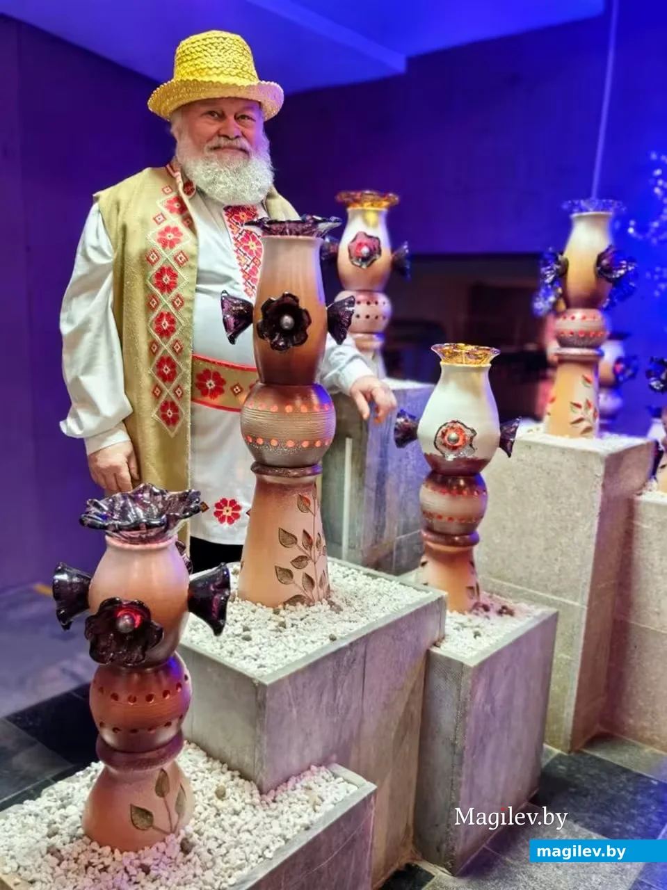  Юрий Бовда со своими работами для бобруйского театра