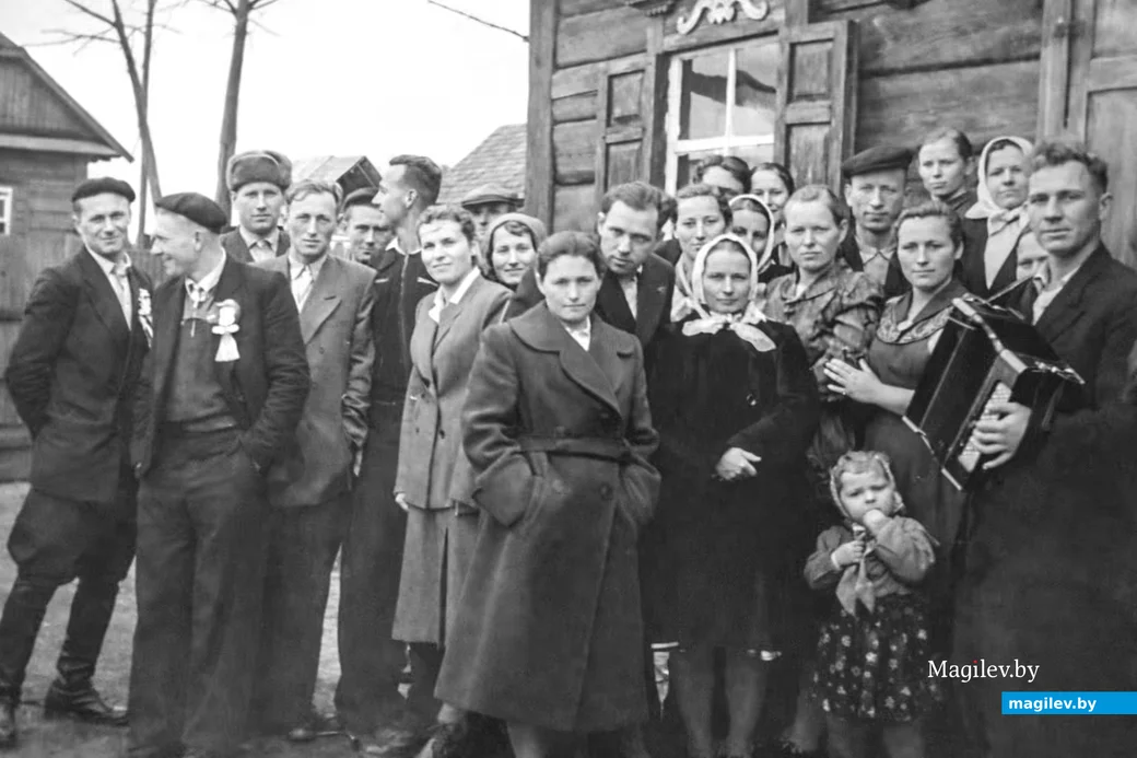 1950-е. Деревня Бервы Глусский район. Жители деревни на сельской свадьбе. Крайние справа - семья