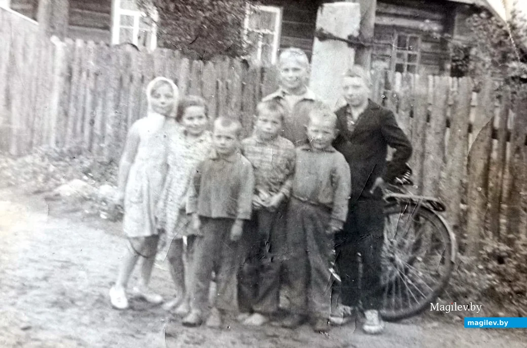 1960-е. Деревня Бервы Глусский район. Крайняя слева - Тамара Глыцко.