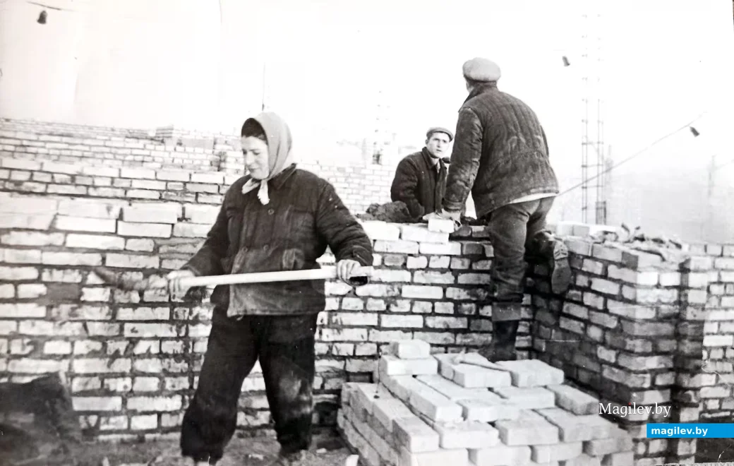 1966 г. Ольга Савельевна (слева) работает на стройке в Ташкенте, когда после сильно
