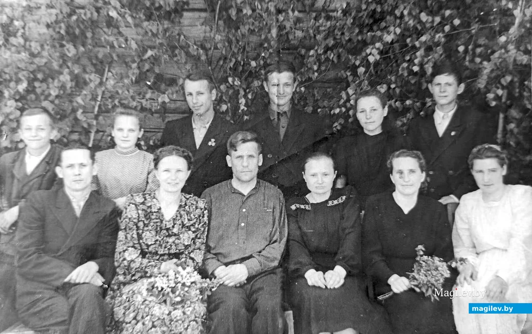 1950-е. Выпускники школы в деревне Круглониво Бобруйского района. Во втором ряду вторая справа -