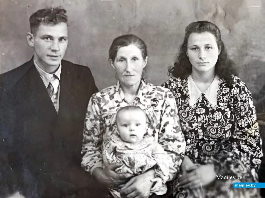 1956 г. Бобруйск. Михаил и Раиса Глыцко. На руках у бабушки Марии Леонтьевны Дыбы (посередине)