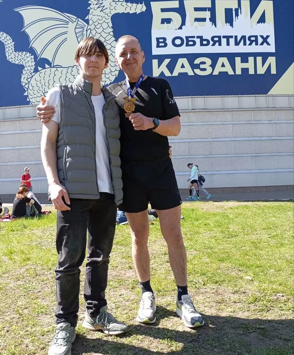 Виктор Грищенко на марафоне в Казани. с сыном Андреем.