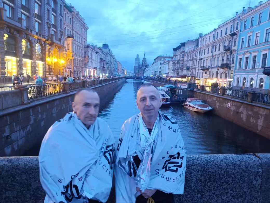 После марафона " Белые ночи" в Питере. Виктор Грищенко справа.
