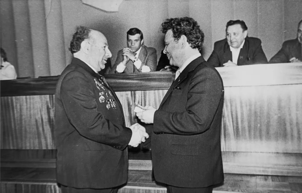 Модест Вульфович Сиротин получает орден Дружбы народов из рук министра. 1981 год.