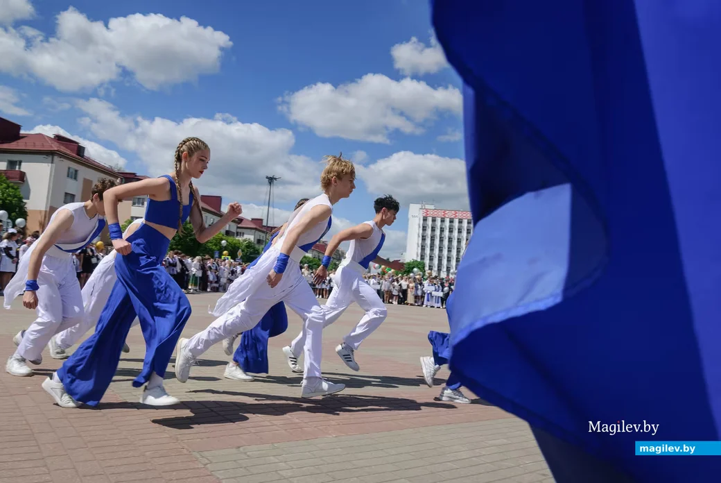 23.05.2026. Площадь им. В.И.Ленина. Шествие выпускников школ 2026 года на площадь имени В.И.Ленина и