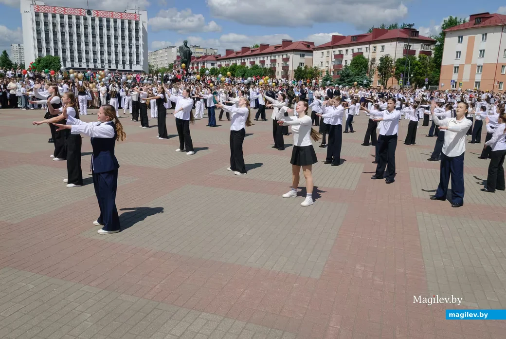 23.05.2026. Площадь им. В.И.Ленина. Шествие выпускников школ 2026 года на площадь имени В.И.Ленина и