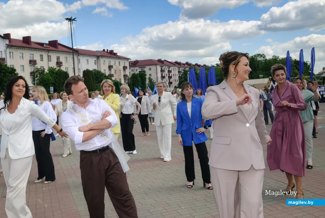 23.05.2026. Площадь им. В.И.Ленина. Шествие выпускников школ 2026 года на площадь имени В.И.Ленина и