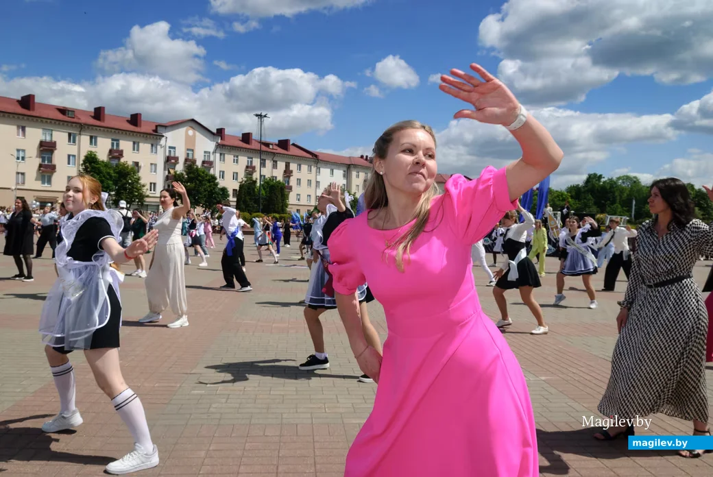 23.05.2026. Площадь им. В.И.Ленина. Шествие выпускников школ 2026 года на площадь имени В.И.Ленина и