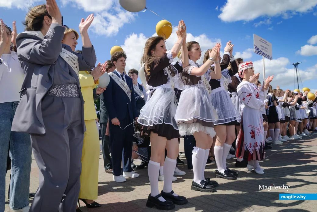 23.05.2026. Площадь им. В.И.Ленина. Шествие выпускников школ 2026 года на площадь имени В.И.Ленина и
