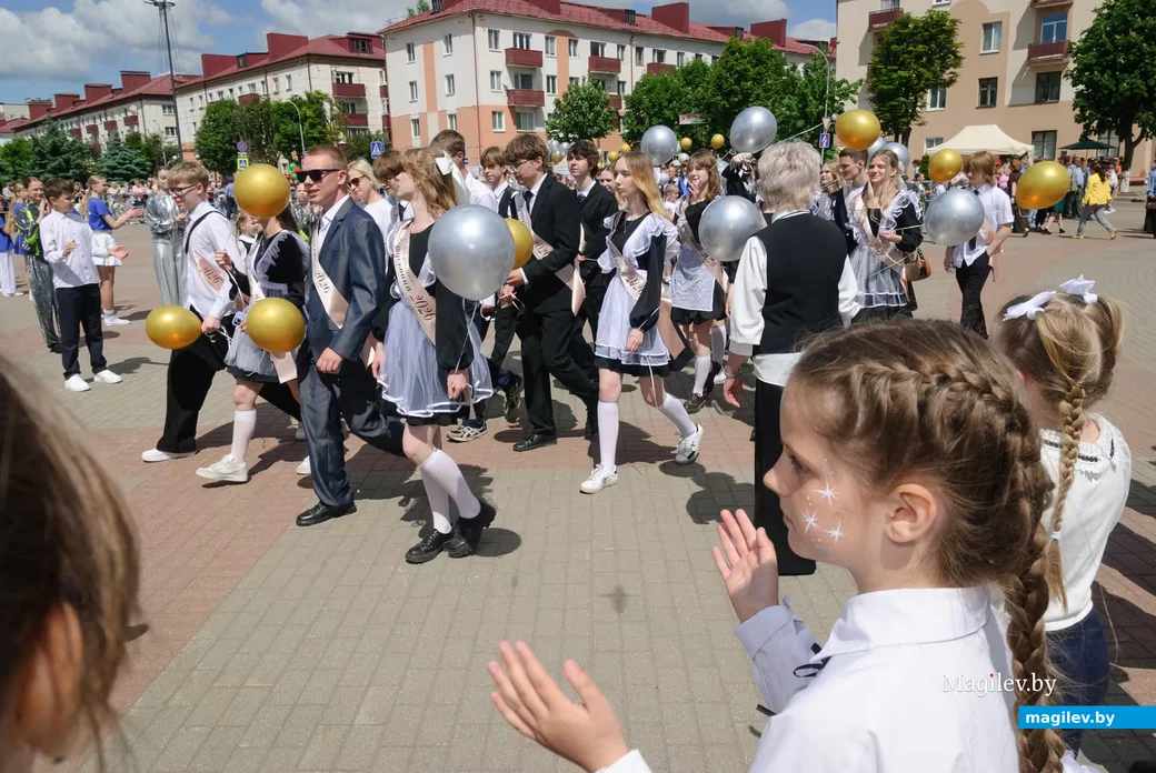 23.05.2026. Площадь им. В.И.Ленина. Шествие выпускников школ 2026 года на площадь имени В.И.Ленина и