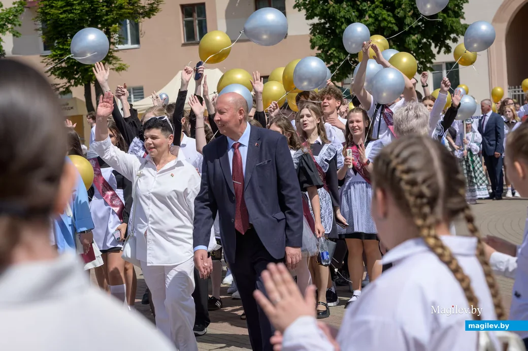 23.05.2026. Площадь им. В.И.Ленина. Шествие выпускников школ 2026 года на площадь имени В.И.Ленина и