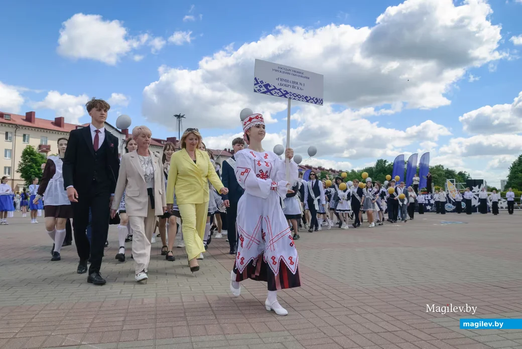 23.05.2026. Площадь им. В.И.Ленина. Шествие выпускников школ 2026 года на площадь имени В.И.Ленина и